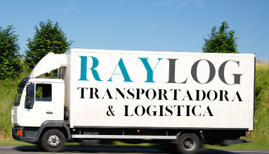 Caminhão da Raylog transportando cargas